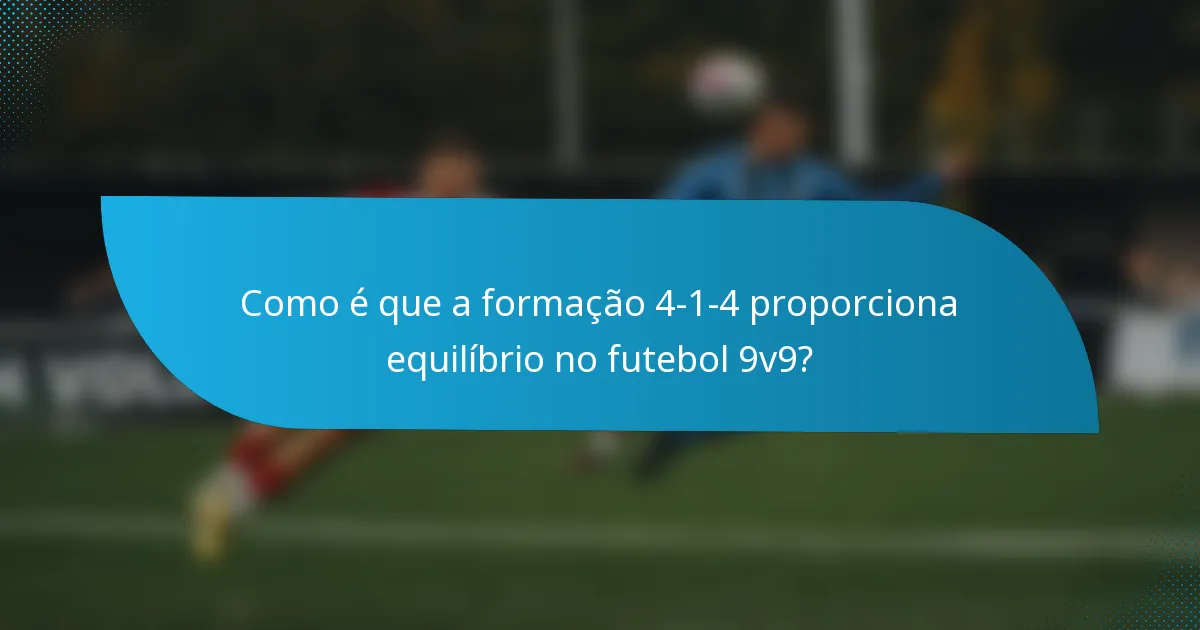 Como é que a formação 4-1-4 proporciona equilíbrio no futebol 9v9?